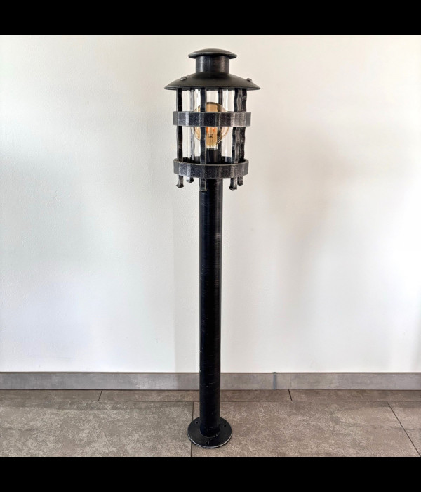 Lampadaire en fer forgé – HISTORIK