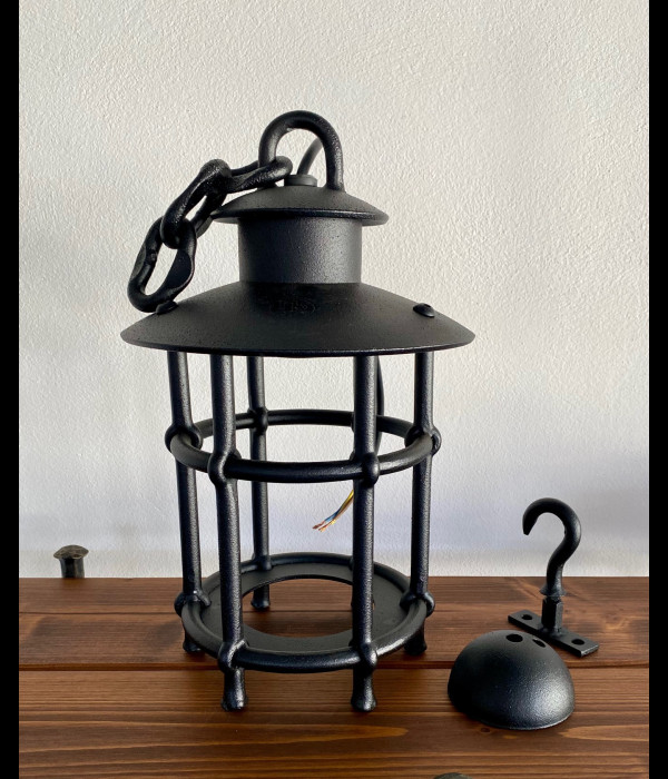 A wrought iron hanging light Classic/T