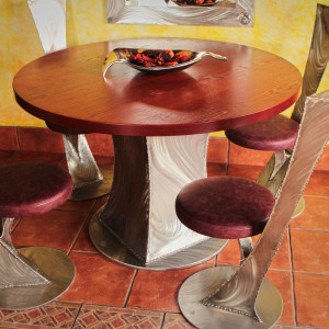 Luxusné sedenie - kombinácia nerezová oceľ, drevo a koža - moderný stôl a stoličky (NBK-65)