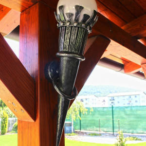Kovaná nástenná lampa FAKĽA - exteriérové svietidlo (SE0700)